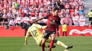 Víctor Parada arrebata el balón a Leo Baptistao.