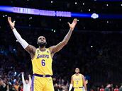 Estalla un lío en los Lakers: LeBron hace historia y un compañero reacciona así