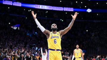 Estalla un lío en los Lakers: LeBron hace historia y un compañero reacciona así