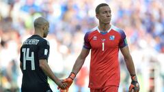 Hannes Halld&oacute;rsson junto a Mascherano en el partido ante Argentina.