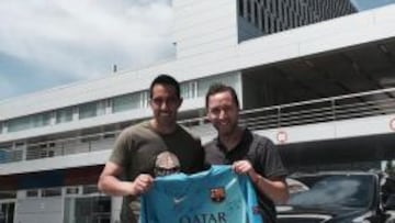 Bravo le regaló su camiseta a Luis Mena en Barcelona