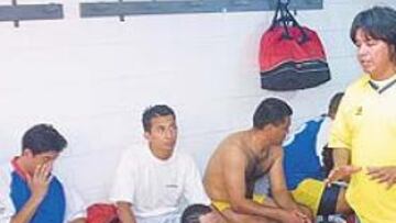 <b>NO HAY DESCANSO</b>. El técnico Enrique Gracia, de pie, alentó a sus jugadores apelando al orgullo del país.