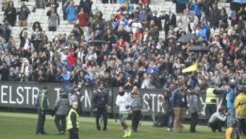 GRAN AMBIENTE. Las gradas estuvieron repletas de aficionados que pagaron unos 12 euros por ver al club blanco. Algunas entradas se revendieron por 40 euros.