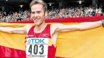 <b>PLATA MUNDIALISTA. </b>Julio Rey festeja su éxito en París 2003.