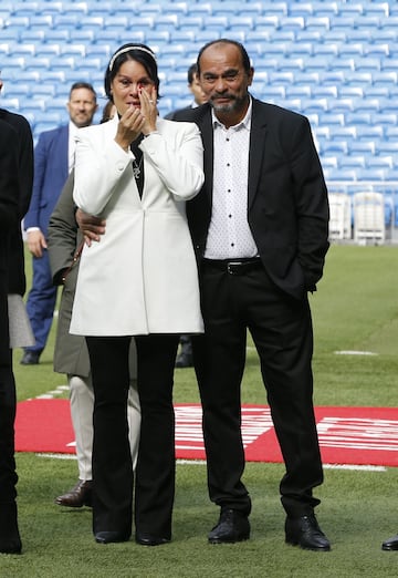 Los padres de Reinier observan emocionados la presentación de su hijo. 