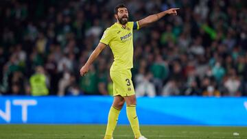 SEVILLE, SPAIN - FEBRUARY 06: Raul Albiol of Villarreal CF reacts during the LaLiga Santander match between Real Betis and Villarreal CF at Estadio Benito Villamarin on February 06, 2022 in Seville, Spain. (Photo by Fran Santiago/Getty Images)