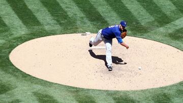 Colby Lewis estuvo cerca de alcanzar la inmortalidad en la visita al Coliseum de Oakland.