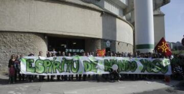 En la imagen, un grupo de aficionados animan al club cántabro apelando a Nando Yosu, uno de sus grandes mitos. 