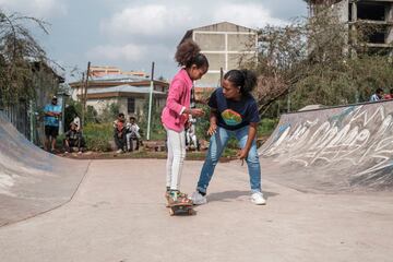 Las ni?as patinan en un parque de skate como parte de un entrenamiento semanal del grupo Ethiopian Girls Skate, en Addis Abeba, Etiop¨ªa. El Ethiopian Girls Skate es una iniciativa que promueve el skateboarding entre ni?as de diferentes or¨ªgenes sociales para para mejorar su salud mental y empoderarlas. El grupo fue fundado hace 2 a?os por los skaters Sosina Chala y Mickey Asfaw, y en ¨¦l participan alrededor de 35 chicas.