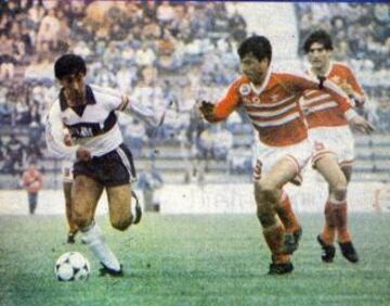 4 de septiembre de 1988: Universidad Cat&oacute;lica inaugura el estadio San Carlos de Apoquindo, con una derrota 1-0 ante River Plate de Argentina. El gol lo anota Claudio Borghi.