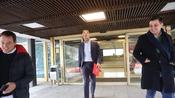 Fran Soto, presidente de los árbitros, y Álvaro de Miguel, secretario general de la RFEF, saliendo del CSD.