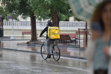 La DANA situada sobre el territorio español ha dejado importantes precipitaciones y tormentas, lo que ha provocado imágenes impactantes con sus consecuencias. Según el pronóstico de la Agencia Estatal de Meteorología (Aemet), que ha emitido un nuevo aviso especial por las lluvias y tormentas que se espera que continúen hasta el lunes. La Comunidad de Madrid y Toledo están bajo aviso rojo ante el riego de que se acumulen 120 litros por metro cuadrado en 12 horas.