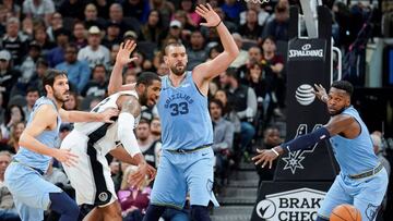 SAN01 SAN ANTONIO (TX, EEUU), 21/1/2018. - Marc Gasol (c), Shelvin Mack (d) y Omri Casspi (i) de Grizzlies de Memphis detienen la jugada de LaMarcus Aldridge de San Antonio Spurs hoy, durante un partido de baloncesto de la NBA entre Memphis Grizzlies y San Antonio Spurs, en San Antonio (TX, EE.UU.). EFE / WILLIAM ABATE
