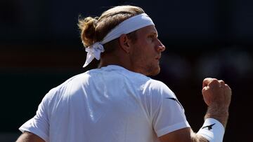 Alejandro Davidovich celebra un punto ante Botic Van De Zandschulp en Wimbledon.