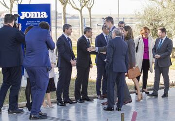 Los Reyes Felipe VI y Letizia visitaron la sede de la compañía Joma Sport en la localidad toledana de Portillo. La ministra de Defensa María Dolores de Cospedal y el presidente de Castilla-La Mancha Emiliano García-Page acompañaron a los monarcas.