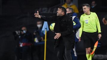 Eduardo Coudet da instrucciones a sus jugadores durante el partido contra el Valencia.