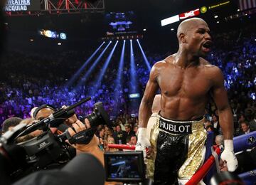 Floyd Mayweather se hace llamar’Money’, con eso queda claro lo que más le gusta. Ha ganado miles de millones de dólares dentro de un ring y se ha hecho famoso fuera por el opulento estilo de vida que lleva. Es habitual verle con ingentes cantidades de dinero en las redes sociales y luciendo sus caprichos. Le gusta apostar, tiene una amplia colección de zapatillas (supera las 1.000) y de relojes. Además, es el dueño de un club de striptease en Las Vegas. 