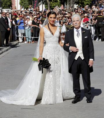 La novia Pilar Rubio llegando a la catedral del Sevilla del brazo de su padre Manuel Rubio