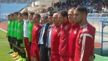 Santi, junto a su cuerpo t&eacute;cnico y los jugadores suplentes durante el partido ante Bulgaria.