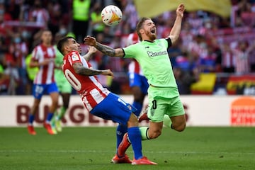 Entrada de Correa a Iker Muniain. 