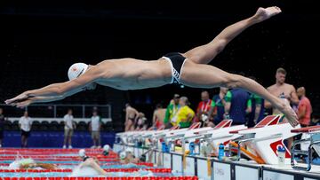 ¿Qué sucede si el relevo sale antes de tiempo en natación por equipos?