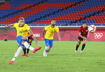 Richarlison manda fuera el lanzamiento de penalti. 