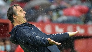 Lopetegui, bajo la lluvia.