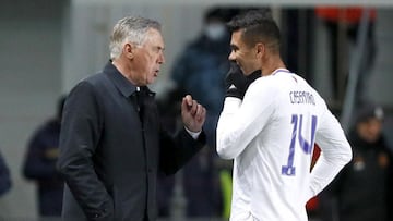 Carlo Ancelotti y Casemiro durante el Sheriff-Real Madrid de la fase de grupos de la Champions.