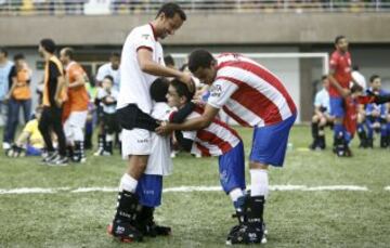 El futbolista brasileño Nene y el niño Rikellmy  durante  un evento con niños discapacitados en Praia Grande (Brasil).