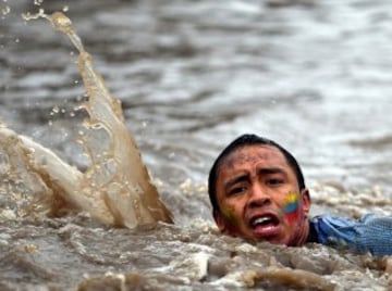 La carrera Tough Guy, se celebra desde 1987 en Inglaterra y desafía a sus participantes a recorrer 15km llenos de los obstáculos, donde hasta los más expertos se quedan en el camino. 