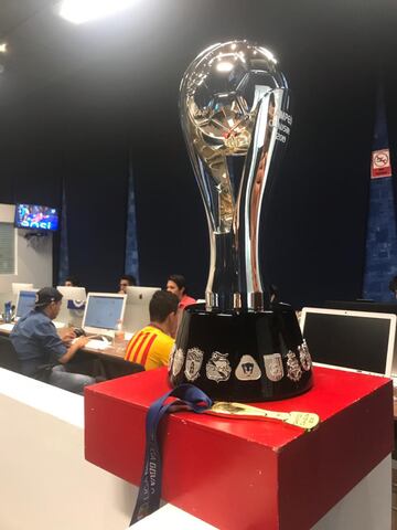 ¡Nosotros ya lo alzamos! El trofeo de Liga MX visita la redacción de As México