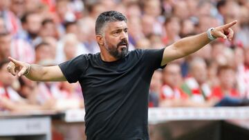 BILBAO, 21/08/2022.-El entrenador del Valencia, el italiano Gennaro Gattuso, durante el partido de la jornada 2 de LaLiga Santander contra el Athletic Club, este domingo en el Estadio de San Mamés.- EFE/Luis Tejido
