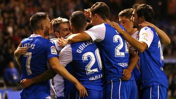 Varios jugadores del Deportivo celebran con Luisinho el gol que les dio la victoria ante el Alavés.