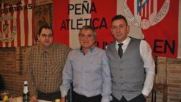 Luis Fernando Borreguero, derecha, presidente de La Flor de Entrevías y Donato, otro socio (izquierda) en la celebración del 46 aniversario de la peña rojiblanca.