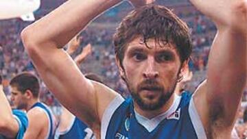 <b>DETERMINANTE.</B> Nicola Loncar, gran figura estudiantil, agradece al público su apoyo.