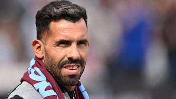 (FILES) In this file photo taken on April 17, 2022 West Ham's Argentinian forward Carlos Tevez does a lap of honour prior to the English Premier League football match between West Ham United and Burnley at the London Stadium, in London. - Tevez accepted Argentinian Rosario Central�s proposal for him to be the team�s coach on June 16, 2022, according to the local press. (Photo by JUSTIN TALLIS / AFP) / RESTRICTED TO EDITORIAL USE. No use with unauthorized audio, video, data, fixture lists, club/league logos or 'live' services. Online in-match use limited to 120 images. An additional 40 images may be used in extra time. No video emulation. Social media in-match use limited to 120 images. An additional 40 images may be used in extra time. No use in betting publications, games or single club/league/player publications. / 