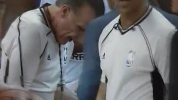 Kenny Mauer es atendido tras chocar con Draymond Green.