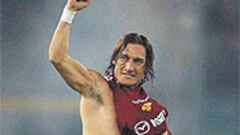 Totti se pone a tiro y Alonso se acerca