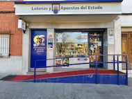 Fachada de la administración situada en el número 5 de Alcázar de San Juan, han vendido parte del número 88008 correspondiente al ‘Primer Premio’ del Sorteo Extraordinario de la Lotería de Navidad, a 22 de diciembre de 2023, en Alcázar de San Juan, Ciudad Real, Castilla-La Mancha (España). Hoy se celebra el Sorteo Extraordinario de Navidad 2023, con el que el Estado reparte 2.590 millones de euros en premios entre los 185 millones de décimos de Lotería puestos a la venta. La emisión asciende a 3.700 millones de euros en total, repartiéndose en premios el 70%. El sorteo se celebra mediante el llamado ‘sistema tradicional’, que consiste en dos bombos que contienen uno de ellos los números y el otro los premios. Este es el Gordo más tardío en la historia del Sorteo.
22 DICIEMBRE 2023;SORTEO LOTERIA DE NAVIDAD;ALCAZAR DE SAN JUAN;CIUDAD REAL
Rey Sotolongo / Europa Press
22/12/2023