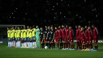 AMDEP8526. PUERTO ORDAZ (VENEZUELA), 29/03/2022.- Jugadores de Colombia (i) entonan su himno nacional junto a los de Venezuela durante un partido de las eliminatorias sudamericanas para el Mundial de Catar 2022 entre Venezuela y Colombia, hoy, en Puerto Ordaz (Venezuela). EFE/Rayner Peña