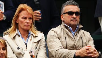 Los padres de Novak Djokovic, Dijana Djokovic y Srdjan Djokovic presencian un partido de su hijo en Roland Garros de 2012.