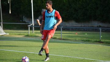 Pablo Mar&iacute;, durante un entrenamiento con el N&aacute;stic de Tarragona.