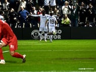 Koné y Díez celebran el tercer gol del Ceuta ayer