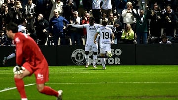 Koné y Díez celebran el tercer gol del Ceuta ayer