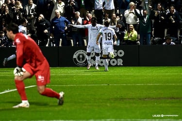 Los besos de de Luhay Hamido a José Juan Romero, reflejo del momento del Ceuta