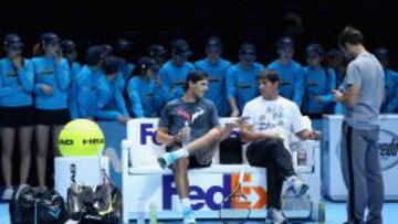 Con el entrenador. Rafa Nadal habla con su tío Toni durante un entrenamiento previo en el O2 de Londres, donde hoy se enfrentará a David Ferrer.