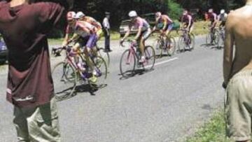 <b>CICLISMO VIGILADO. </b>Esta peculiar pancarta contra el dopaje presidió una de las etapas de las etapas del Tour de Francia. La sociedad pide más trasparencia y control.
