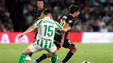 SEVILLA 15/08/2024.- El defensa francés del Betis Romain Perraud (i) pelea un balón con el centrocampista del Girona Bryan Gil, durante el partido de LaLiga entre el Betis y el Girona que se disputa este jueves en el estadio Benito Villamarín, en Sevilla. EFE/José Manuel Vidal