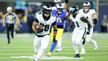 INGLEWOOD, CALIFORNIA - NOVEMBER 24: Saquon Barkley #26 of the Philadelphia Eagles runs for a touchdown during the third quarter against the Los Angeles Rams at SoFi Stadium on November 24, 2024 in Inglewood, California. Ronald Martinez/Getty Images/AFP (Photo by RONALD MARTINEZ / GETTY IMAGES NORTH AMERICA / Getty Images via AFP)