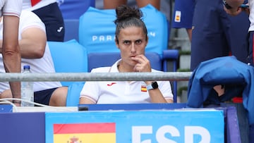 LYON, 03/08/2024.- La seleccionadora nacional de España, Montse Tomé (c) al inicio del partido de cuartos de final de fútbol femenino de los Juegos Olímpicos de París 2024, disputado entre España y Colombia en el Estadio de Lyon (Francia). EFE/ Kiko Huesca